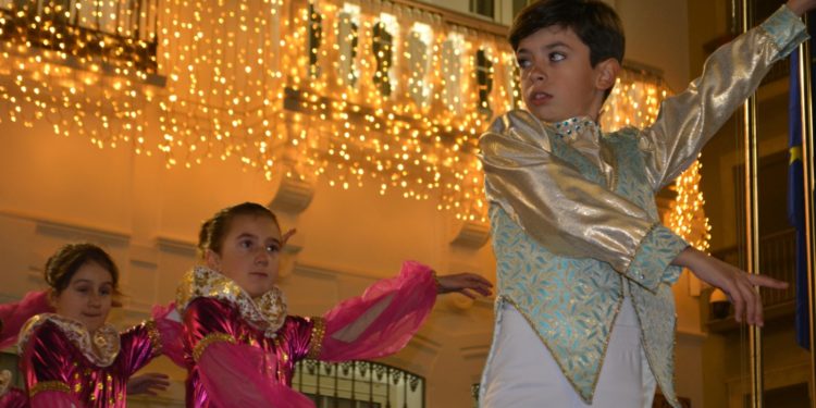 Ni el frío puede con los bailes navideños de los alumnos del estudio de danza Lidia Gorrachategui en la Plaza de España de Tomelloso