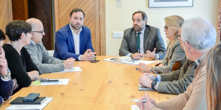 Paco Núñez se reúne con la Plataforma Pro Servicios y anuncia enmiendas para implantar la UCI y el Plan Funcional en Tomelloso