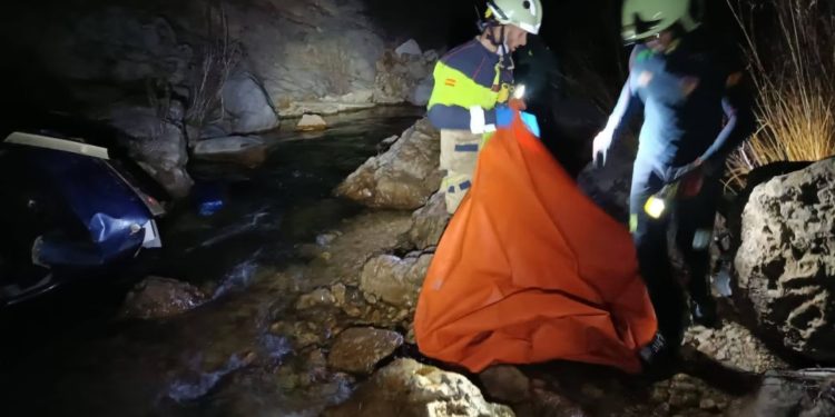 Fallece un hombre y otro resulta herido al caer su vehículo por un terraplén de 70 metros en la localidad albaceteña de Yeste