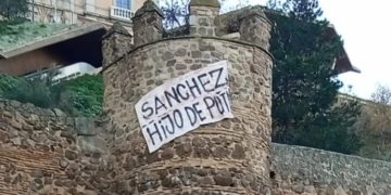 La muralla de Toledo amanece con un cartel insultando a Pedro Sánchez