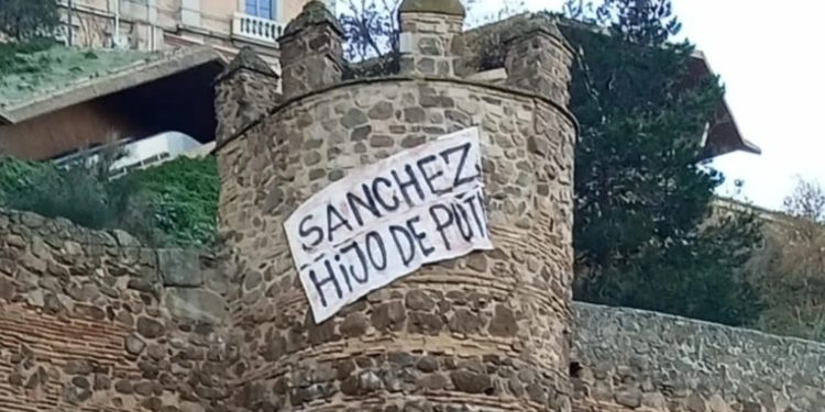La muralla de Toledo amanece con un cartel insultando a Pedro Sánchez