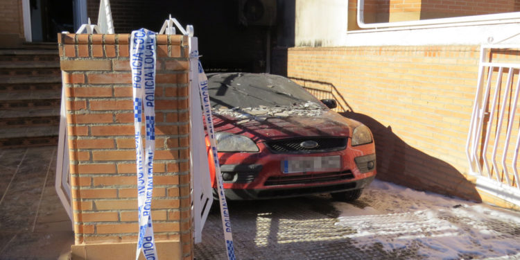 Se reaviva el fuego en la vivienda incendiada ayer en la Calle José Grueso de Tomelloso