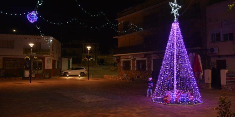 Ruidera inaugura la Navidad con un árbol de siete metros realizado únicamente con ganchillo y nueva iluminación