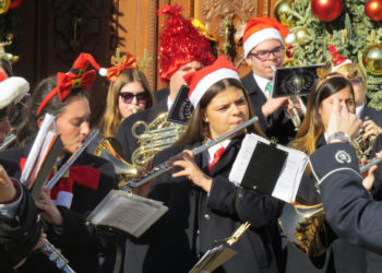 Papá Noel y los villancicos de Santa Cecilia llenan la plaza de España de Tomelloso de público en una espectacular mañana de Navidad