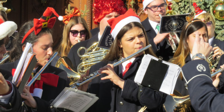 Papá Noel y los villancicos de Santa Cecilia llenan la plaza de España de Tomelloso de público en una espectacular mañana de Navidad