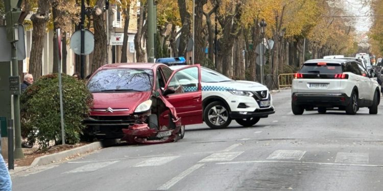 Una conductora en estado de embriaguez se empotra contra el vallado y se sube con su coche al acerado de la Avenida Antonio Huertas