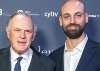 El albaceteño Pedro Piqueras, emocionado al recoger el premio Jesús Hermida a la trayectoria con la sorpresa de su hijo Curro