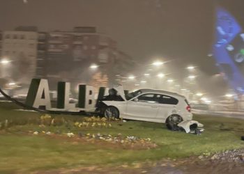 El video de un conductor ebrio que acaba empotrándose con su vehículo dentro de una conocida rotonda de Albacete
