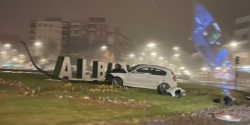 El video de un conductor ebrio que acaba empotrándose con su vehículo dentro de una conocida rotonda de Albacete