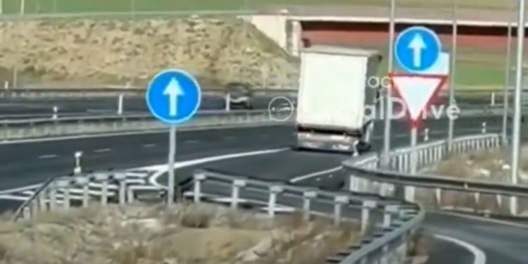 Se hace viral el vídeo de un conductor kamikaze que circulaba en dirección contraria por la Autovía de los Viñedos a la altura de Mora