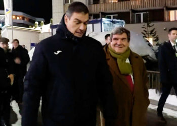 Agotado el abrigo de la marca castellanomanchega Joma que Pedro Sánchez ha puesto de moda en el Foro Mundial de Davos