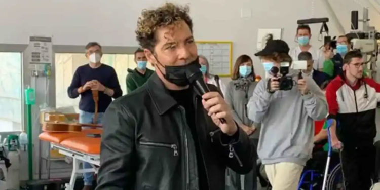 David Bisbal emociona con un concierto en el Hospital de Parapléjicos de Toledo en el que ingresaron a su hermano por una lesión medular