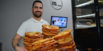 Las tortas de sartén de San Antón que Manuel Molina quiere convertir en tradición desde su churrería de Tomelloso con «una taza de chocolate caliente»