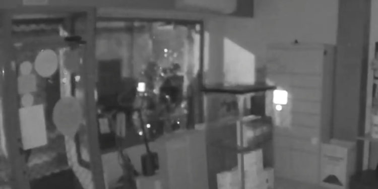 VÍDEO | Asaltan a mazazos una tienda de Ciudad Real y se dan a la fuga en un vehículo robado