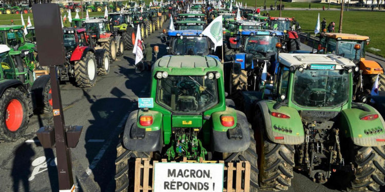 Vacían 25.000 litros de vino blanco del camión cisterna de una bodega de Pedro Muñoz en las protestas de los agricultores de Francia