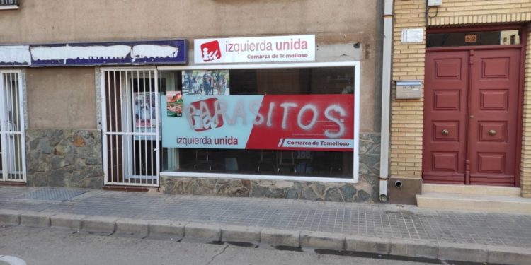 Unidas por Tomelloso denuncia un acto de vandalismo con pintadas en los escaparates de su sede