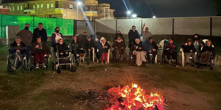 Las imágenes de las hogueras de San Antón que se han celebrado en su día en Tomelloso, a pesar de la climatología adversa
