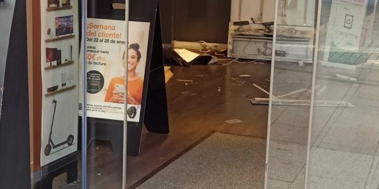 Tres encapuchados atracan en cuestión de horas varias tiendas de telefonía móvil de Tomelloso, Puertollano y Alcázar de San Juan