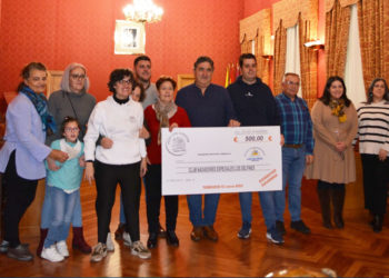 La «Peña Los Canuthi» dona 500 euros de las ganancias obtenidas con su Lotería de Navidad al «Club Los Delfines» de Tomelloso