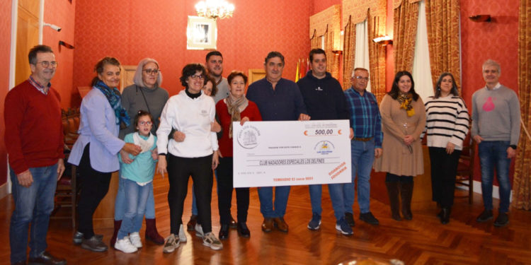 La «Peña Los Canuthi» dona 500 euros de las ganancias obtenidas con su Lotería de Navidad al «Club Los Delfines» de Tomelloso