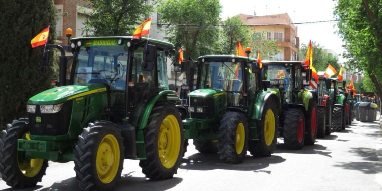 Los agricultores españoles preparan movilizaciones nacionales a través de grupos de WhatsApp y redes sociales para el próximo 6 de febrero