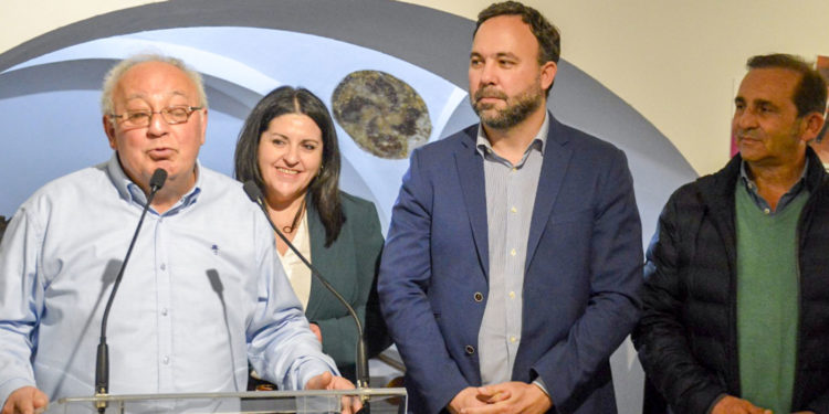 La exposición «Cincuenta años de Carnaval de improviso» de Jesús González «Manteca» da el pistoletazo de salida al Carnaval en Tomelloso