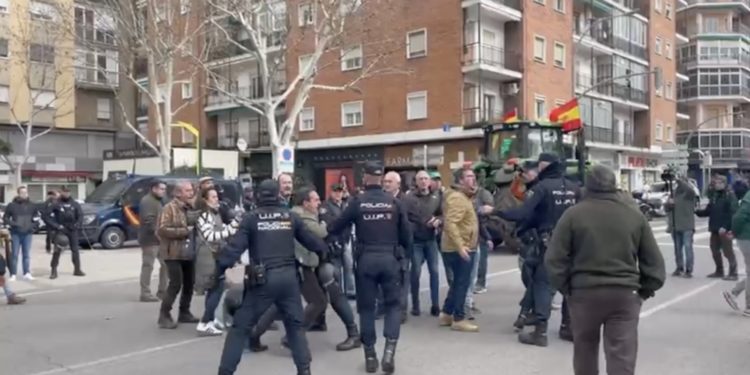 El vídeo del momento de tensión vivido entre el presidente de ASAJA, Pedro Barato y los agricultores con la Policía Nacional en Ciudad Real