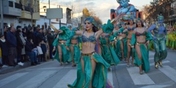 «Los Primos», «Lidia Gorrachategui», «Los Amigos», «Harúspices» y «Los Canuthi» deslumbran en el Desfile de Peñas Locales del Carnaval de Tomelloso