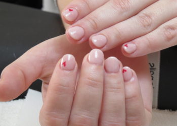 Jenny Betancur de «Salomé Nails» de Tomelloso nos enseña el diseño de uñas que arrasa por San Valentín para enamorarte de tu manicura
