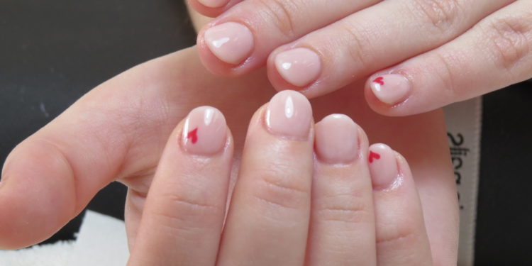 Jenny Betancur de «Salomé Nails» de Tomelloso nos enseña el diseño de uñas que arrasa por San Valentín para enamorarte de tu manicura
