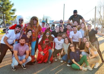 La «Peña Los Imprevistos» de Argamasilla de Alba comienza su carnaval en Tomelloso, en «el desfile que más ganas ponemos al ser del pueblo vecino»
