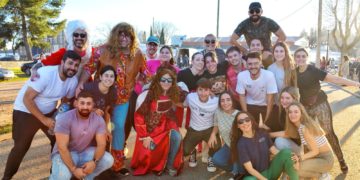 La «Peña Los Imprevistos» de Argamasilla de Alba comienza su carnaval en Tomelloso, en «el desfile que más ganas ponemos al ser del pueblo vecino»