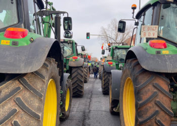 Los agricultores cortan la A-43 en Villarrobledo y la A-3 en Cuenca en el primer día de movilizaciones de las organizaciones agrarias