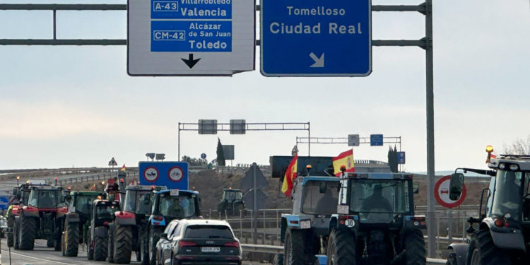 Las tractoradas de los agricultores de Castilla-La Mancha consiguen cortar autovías nacionales como la A-4 en Manzanares o la CM-42 en Madridejos