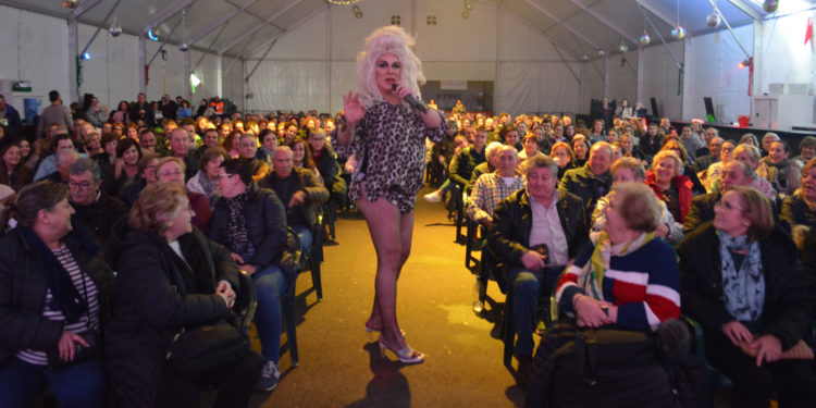 Chumina Power y Raquelita La Torbellino derrochan humor, copla y clásicos de los ochenta en el Palacio de Carnaval de Tomelloso