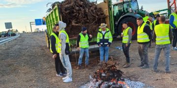 La protesta de los agricultores de Tomelloso continúa y medio millar de tractores pasarán la noche cortando las autovías A-43 y A-4 en Manzanares