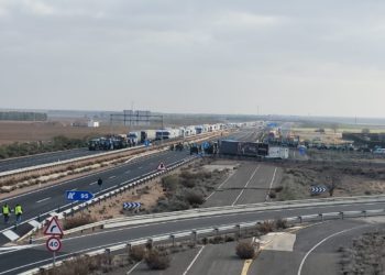 El vídeo de los agricultores de Tomelloso permitiendo el tránsito de algunos camiones por la autovía A-43 cortada después de varios momentos de tensión