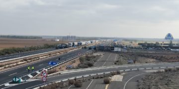 El vídeo de los agricultores de Tomelloso permitiendo el tránsito de algunos camiones por la autovía A-43 cortada después de varios momentos de tensión