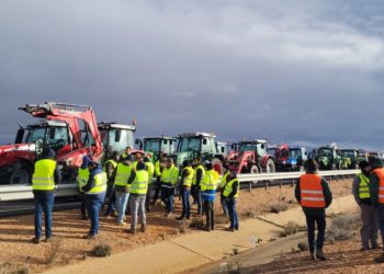 Regresan las protestas de los agricultores de Tomelloso después de un día de parón con cortes en la Autovía de los Viñedos y la A-43