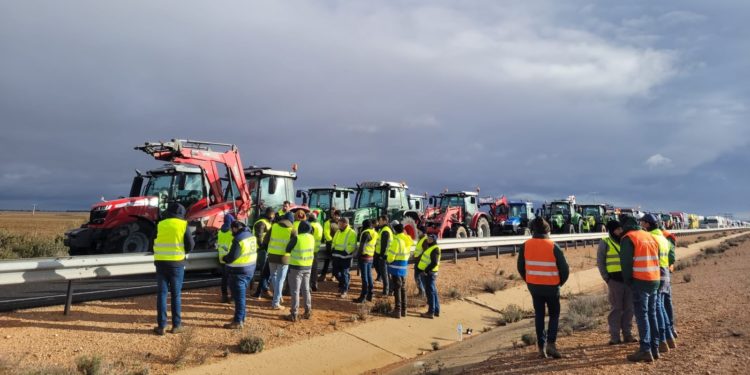 Regresan las protestas de los agricultores de Tomelloso después de un día de parón con cortes en la Autovía de los Viñedos y la A-43