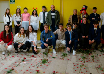Los alumnos del Instituto Alto Guadiana de Tomelloso reparten 300 rosas blancas y rojas por el Día de San Valentín «y de la Amistad»