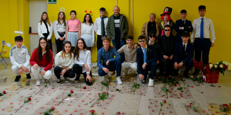 Los alumnos del Instituto Alto Guadiana de Tomelloso reparten 300 rosas blancas y rojas por el Día de San Valentín «y de la Amistad»