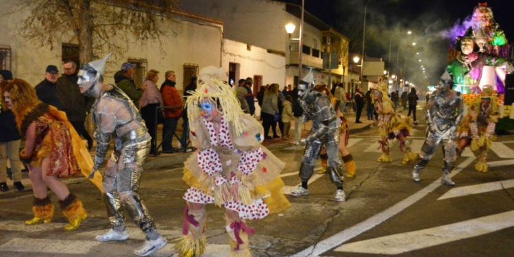 La Peña «Los Imprevistos» de Argamasilla de Alba consigue el tercer premio en el Desfile del Ofertorio del Carnaval de Herencia