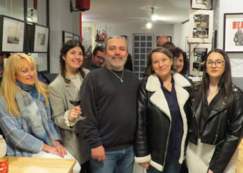 «Beat Wines» de Tomelloso presenta una exposición de fotografías reveladas con vino y café por alumnos de la Escuela Antonio López