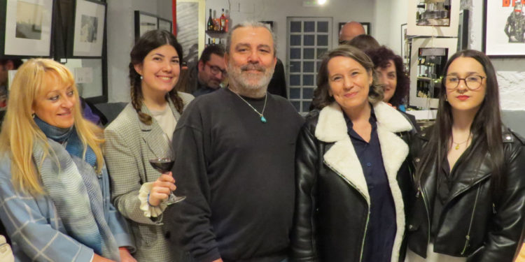«Beat Wines» de Tomelloso presenta una exposición de fotografías reveladas con vino y café por alumnos de la Escuela Antonio López