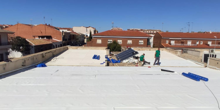 El Ayuntamiento de Tomelloso lleva a cabo trabajos de mejora de la cubierta del Centro Municipal de la Juventud