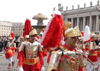 Los Armaos de Bolaños de Calatrava desfilan en la Plaza de San Pedro del Vaticano y son recibidos por el Papa Francisco