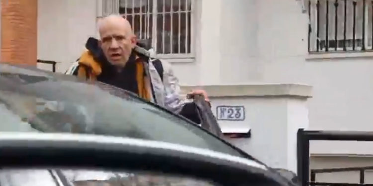 El vídeo de un hombre al que pillan in fraganti intentando robar un coche en Ciudad Real