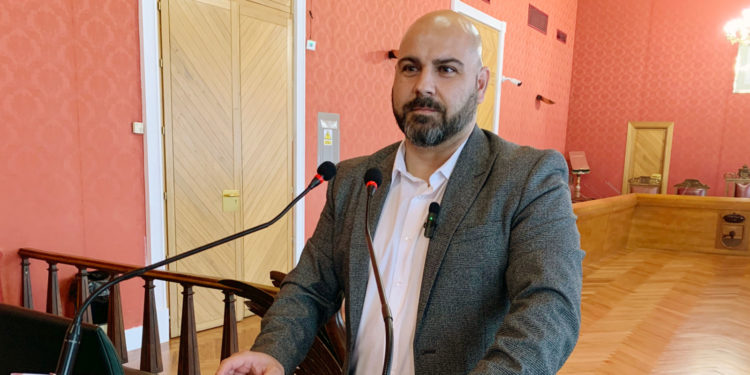 Fran Barato califica de «demagogia, ruido y crispación» la moción aprobada para la derogación del canon del agua, «el mismo que está implantando el Partido Popular en otras comunidades»