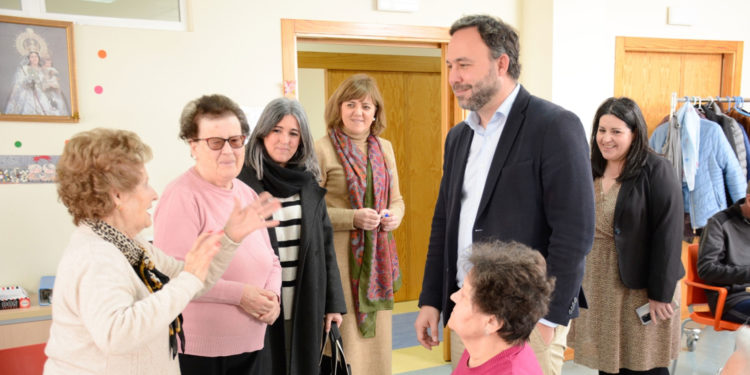 Javier Navarro visita el Centro de Día San Rafael de Tomelloso y felicita a AFAL por el trabajo que realiza con enfermos y familiares de Alzheimer